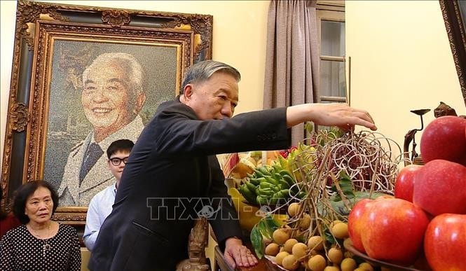 Tổng Bí thư Tô Lâm dâng hương tưởng nhớ Đại tướng Võ Nguyên Giáp. Ảnh: TTXVN