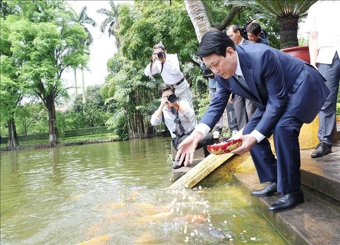 Chủ tịch nước Lương Cường cho cá ăn tại Ao cá Bác Hồ trong Khu di tích Chủ tịch Hồ Chí Minh tại Phủ Chủ tịch. Ảnh: Lâm Khánh/TTXVN