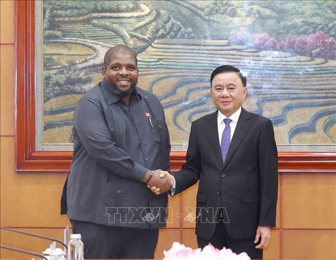 Thường trực Ban Bí thư Trần Cẩm Tú tiếp Tổng thư ký Đảng Mặt trận giải phóng Mozambique (FRELIMO) Chakil Felizardo Aboobacar. Ảnh: Phương Hoa/TTXVN