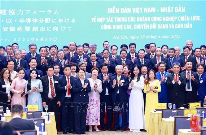 Thủ tướng Phạm Minh Chính và Thủ tướng Nhật Bản Ishiba Shigeru với lãnh đạo các doanh nghiệp tham dự Diễn đàn doanh nghiệp Việt Nam - Nhật Bản. Ảnh: Dương Giang/TTXVN