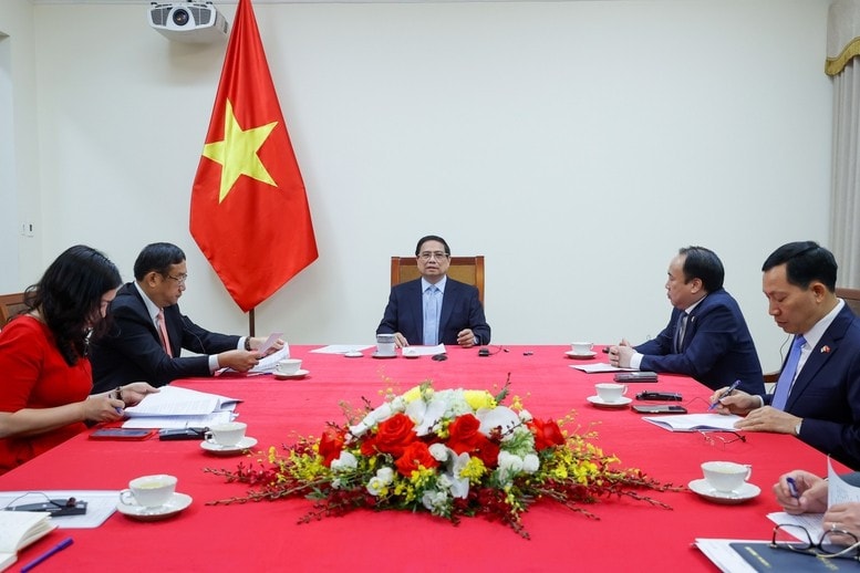 Thủ tướng Phạm Minh Chính điện đàm với Thủ tướng Malaysia Anwar Ibrahim để trao đổi về hợp tác song phương và một số vấn đề khu vực, quốc tế. Ảnh: VGP/Nhật Bắc