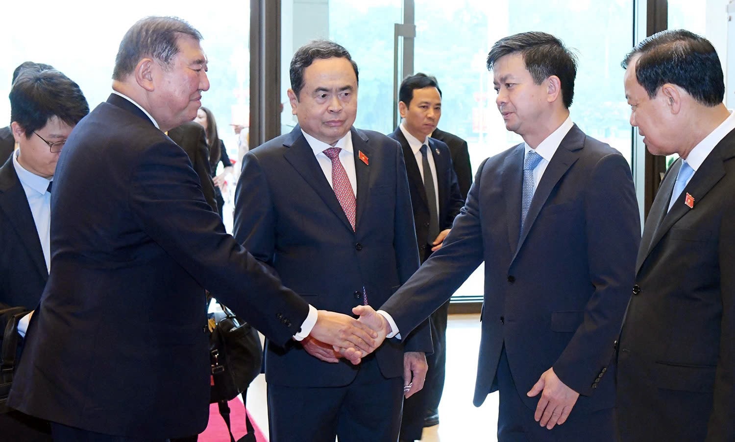 Chủ tịch Quốc hội Trần Thanh Mẫn giới thiệu các thành viên trong Đoàn với Thủ tướng Nhật Bản Ishiba Shigeru. Ảnh: Lâm Hiển