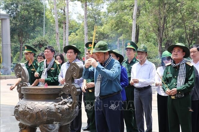 Trưởng Ban Tuyên giáo và Dân vận Trung ương Nguyễn Trọng Nghĩa dâng hương, tưởng niệm tại Khu di tích quốc gia đặc biệt Tà Thiết (căn cứ Tà Thiết, Bộ Chỉ huy miền).