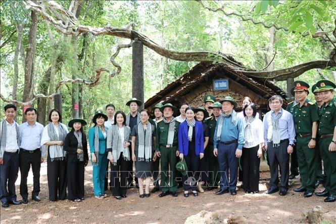 Trưởng Ban Tuyên giáo và Dân vận Trung ương Nguyễn Trọng Nghĩa và đoàn công tác chụp ảnh lưu niệm tại Khu di tích quốc gia đặc biệt Tà Thiết (căn cứ Tà Thiết, Bộ Chỉ huy miền).
