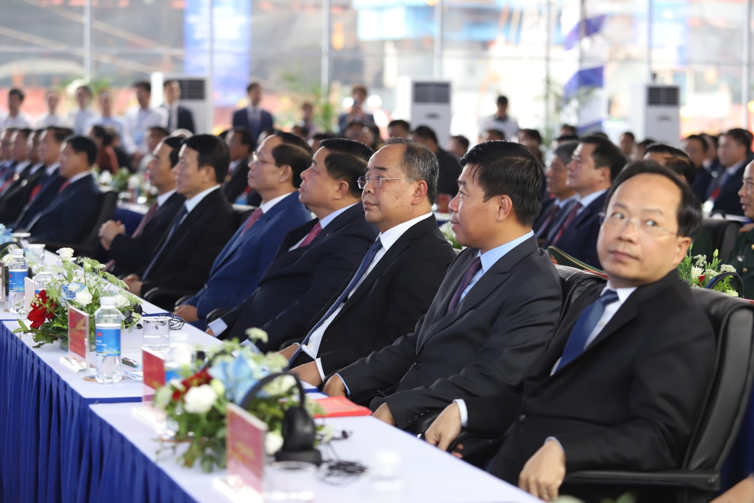 Các đại biểu tham dự buổi lễ khánh thành