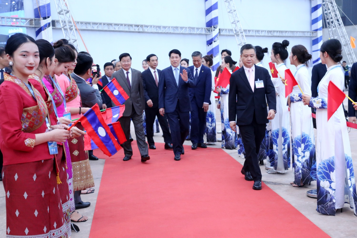 Chủ tịch nước Lương Cường và Tổng Bí thư, Chủ tịch nước Lào Thongloun Sisoulith tham dự buổi khánh thành