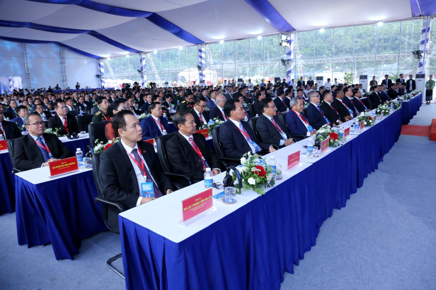 Các đại biểu tham dự buổi lễ khánh thành