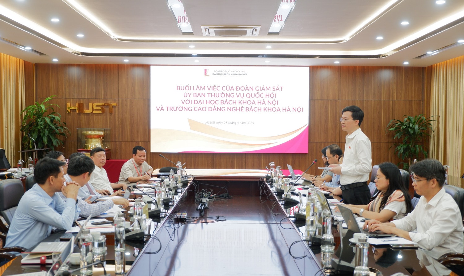Đoàn giám sát của Ủy ban Thường vụ Quốc hội làm việc với Đại học Bách khoa Hà Nội chiều 28.4