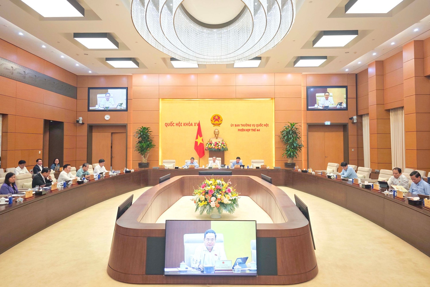 Quang cảnh phiên họp. Ảnh: Hồ Long