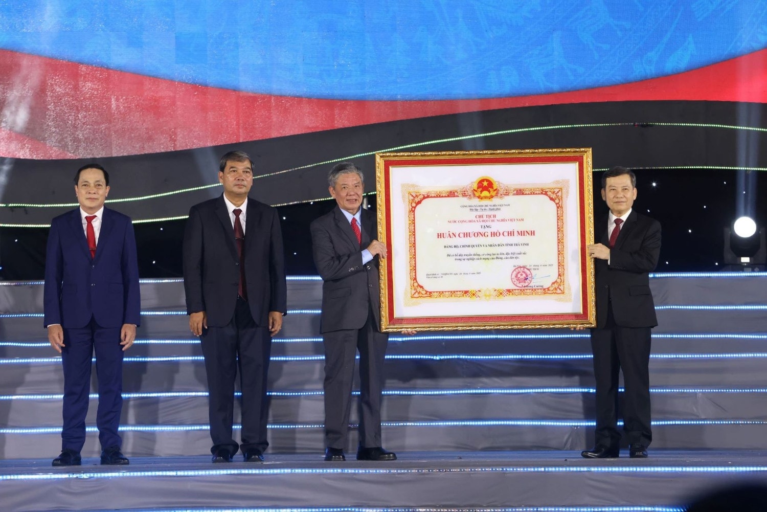 Bí thư Trung ương Đảng, Chánh án Toà án Nhân dân Tối cao Lê Minh Trí trao Huân chương Hồ Chí Minh tặng Đảng bộ và nhân dân tỉnh Trà Vinh