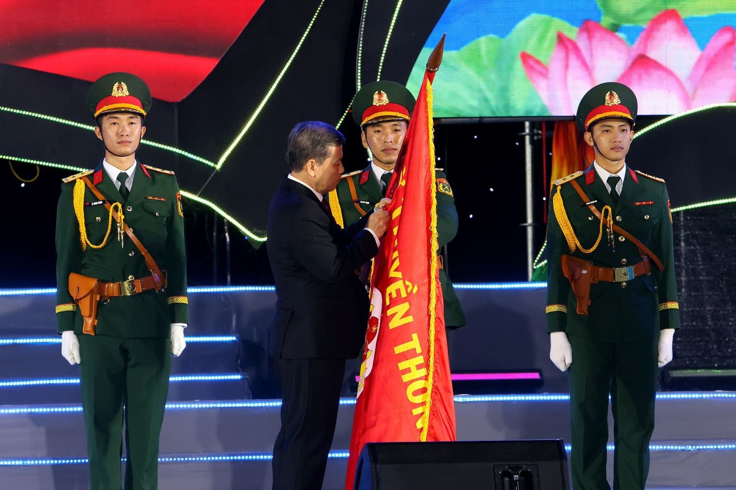 Bí thư Trung ương Đảng, Chánh án Toà án Nhân dân Tối cao Lê Minh Trí trao Huân chương Hồ Chí Minh tặng Đảng bộ và quân dân tỉnh Trà Vinh