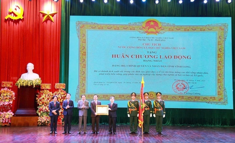 Bí thư Trung ương Đảng, Chánh án Tòa án Nhân dân Tối cao Lê Minh Trí trao Huân chương Lao động hạng Nhất cho Đảng bộ, chính quyền và Nhân dân tỉnh Vĩnh Long