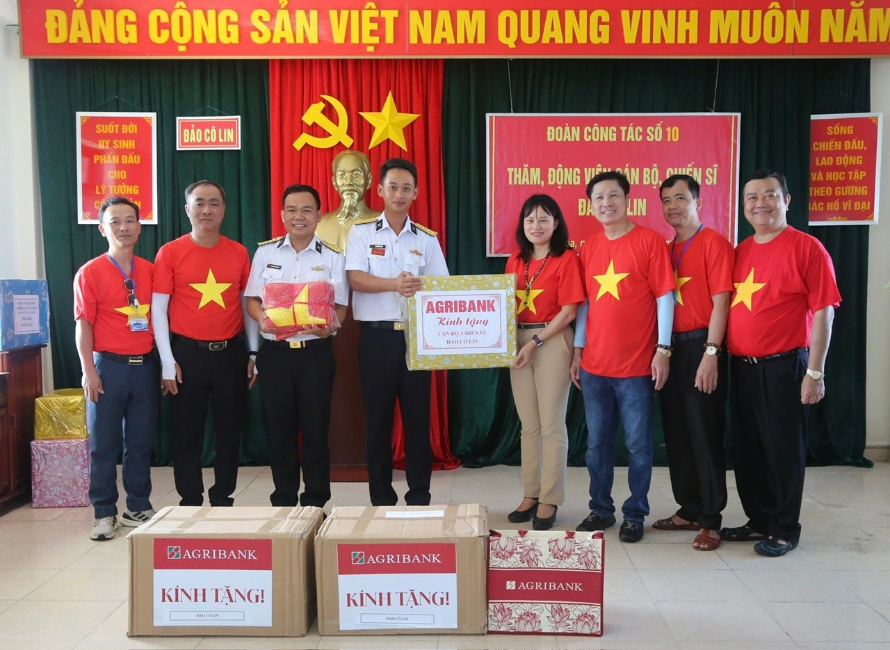 Phó Tổng giám đóc Phùng Thị Bình và Đoàn công tác Agribank trao quà tặng các chiến sỹ đảo Cô Lin