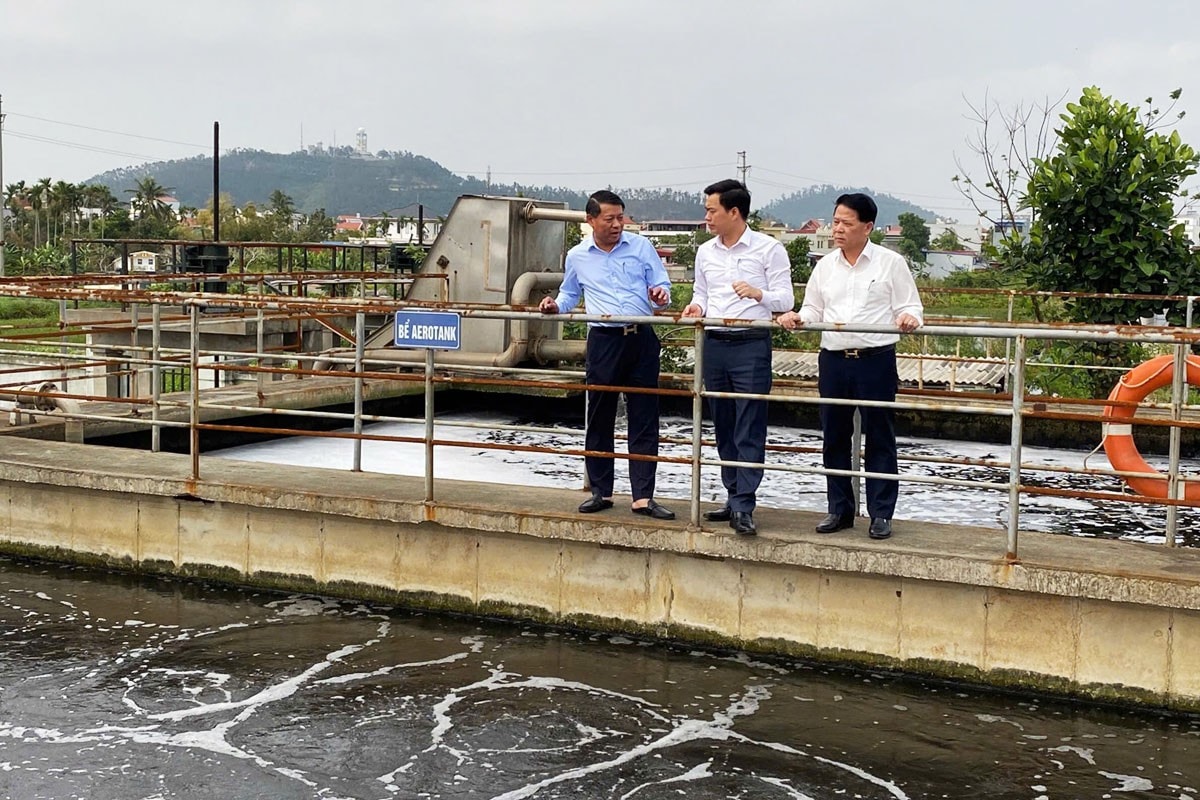 Đoàn khảo sát tại một số địa điểm trên địa bàn quận Kiến An. Ảnh: Hoàng Tùng