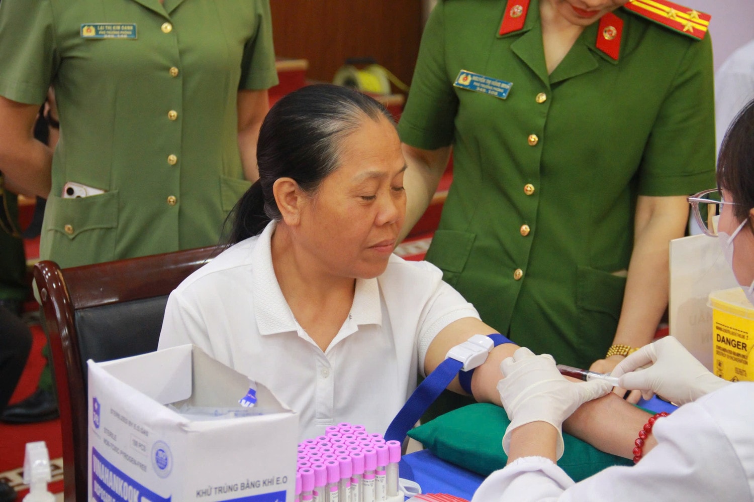 Thu nhận mẫu ADN từ thân nhân liệt sĩ