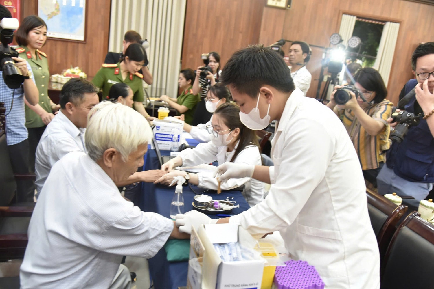 thu-nhan-mau-adn.jpg
