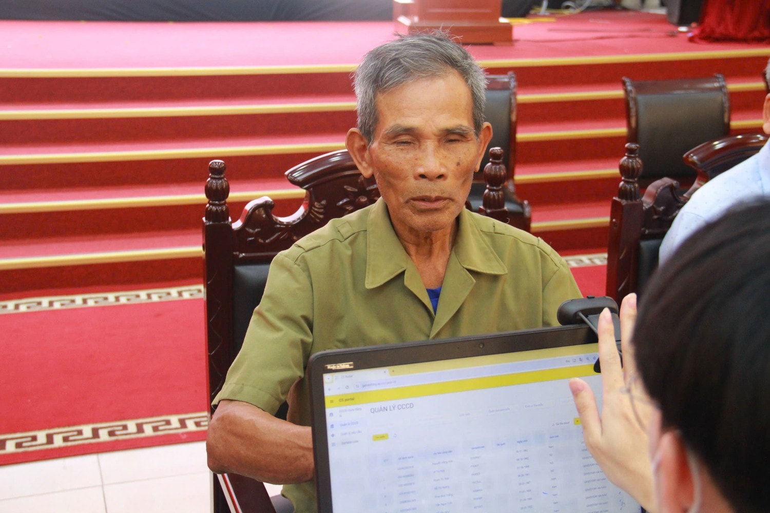 Thu nhận mẫu ADN từ thân nhân liệt sĩ