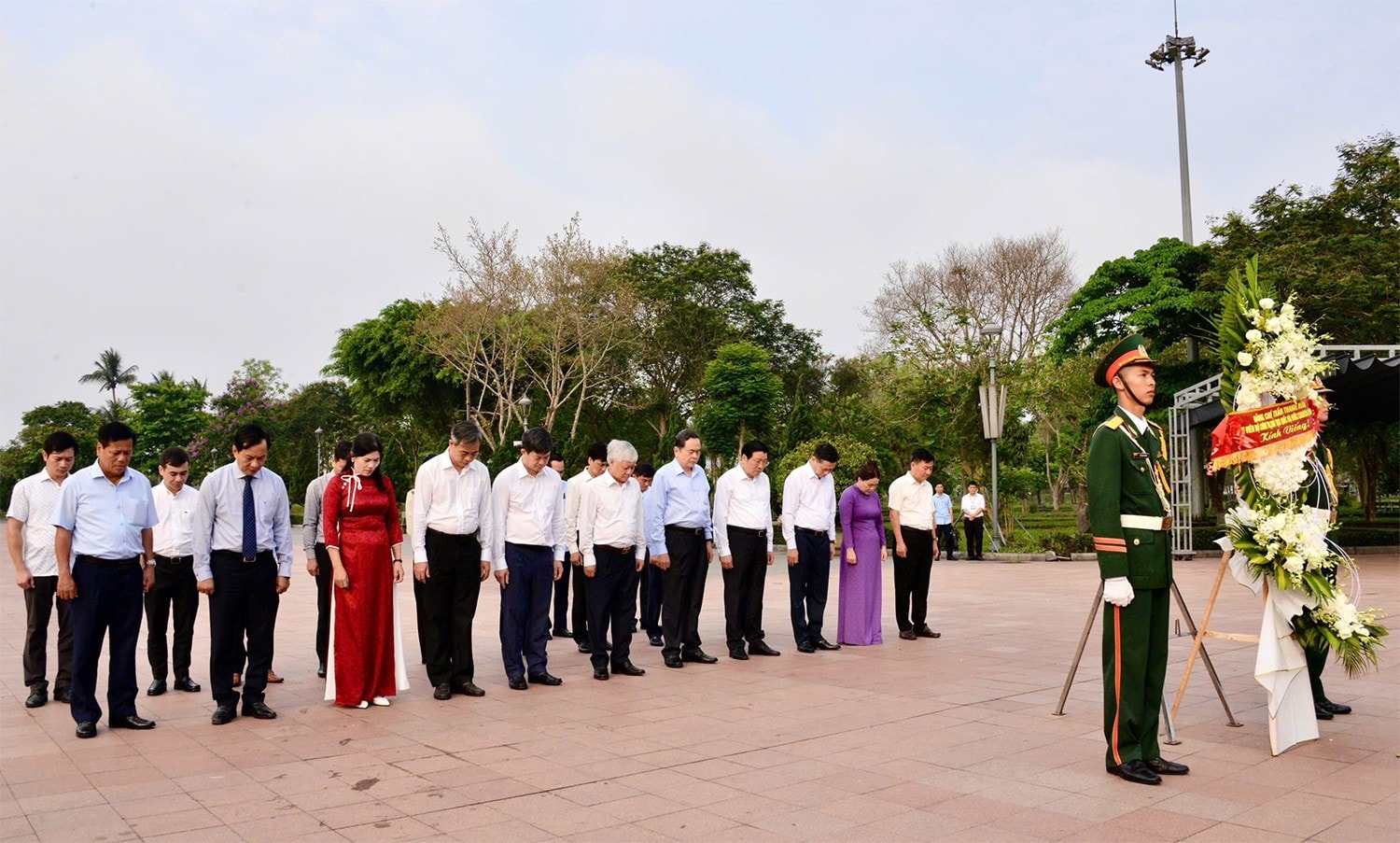 Chủ tịch Quốc hội Trần Thanh Mẫn và Đoàn công tác dâng hương tưởng niệm các Anh hùng Liệt sĩ và đồng bào đã hy sinh tại Thành cổ Quảng Trị.