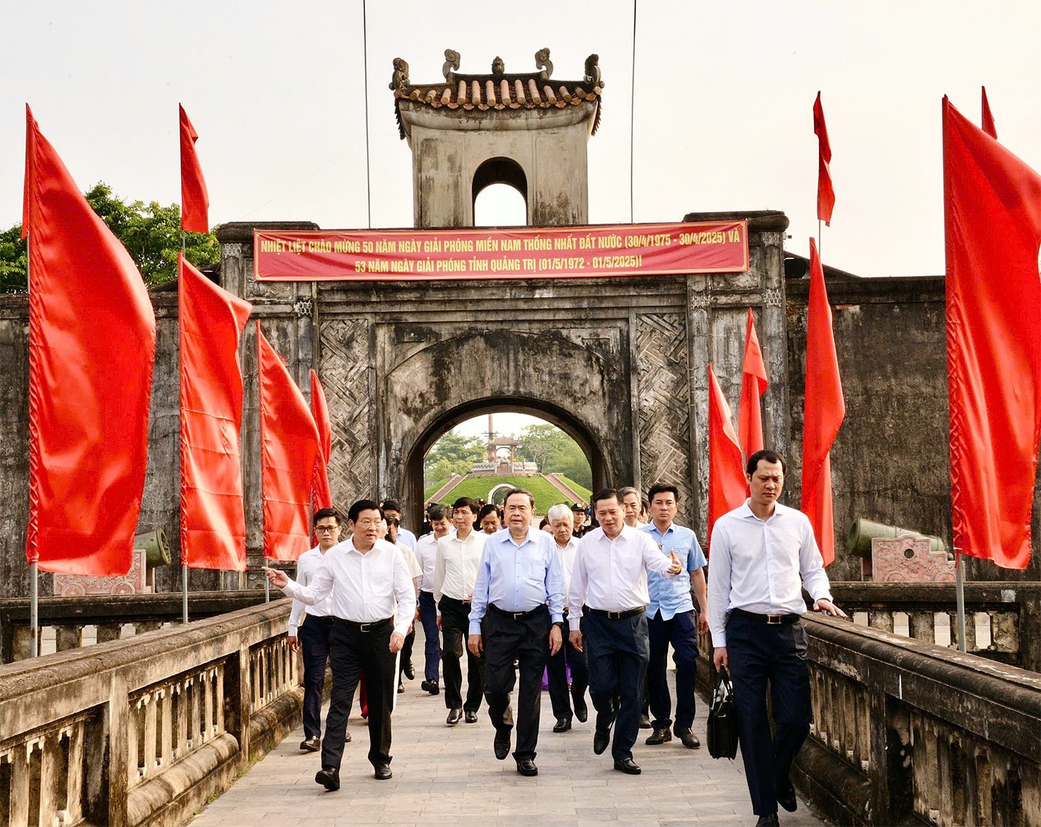 Chủ tịch Quốc hội Trần Thanh Mẫn và Đoàn công tác tới dâng hương tưởng niệm các Anh hùng Liệt sĩ và đồng bào đã hy sinh tại Thành cổ Quảng Trị.