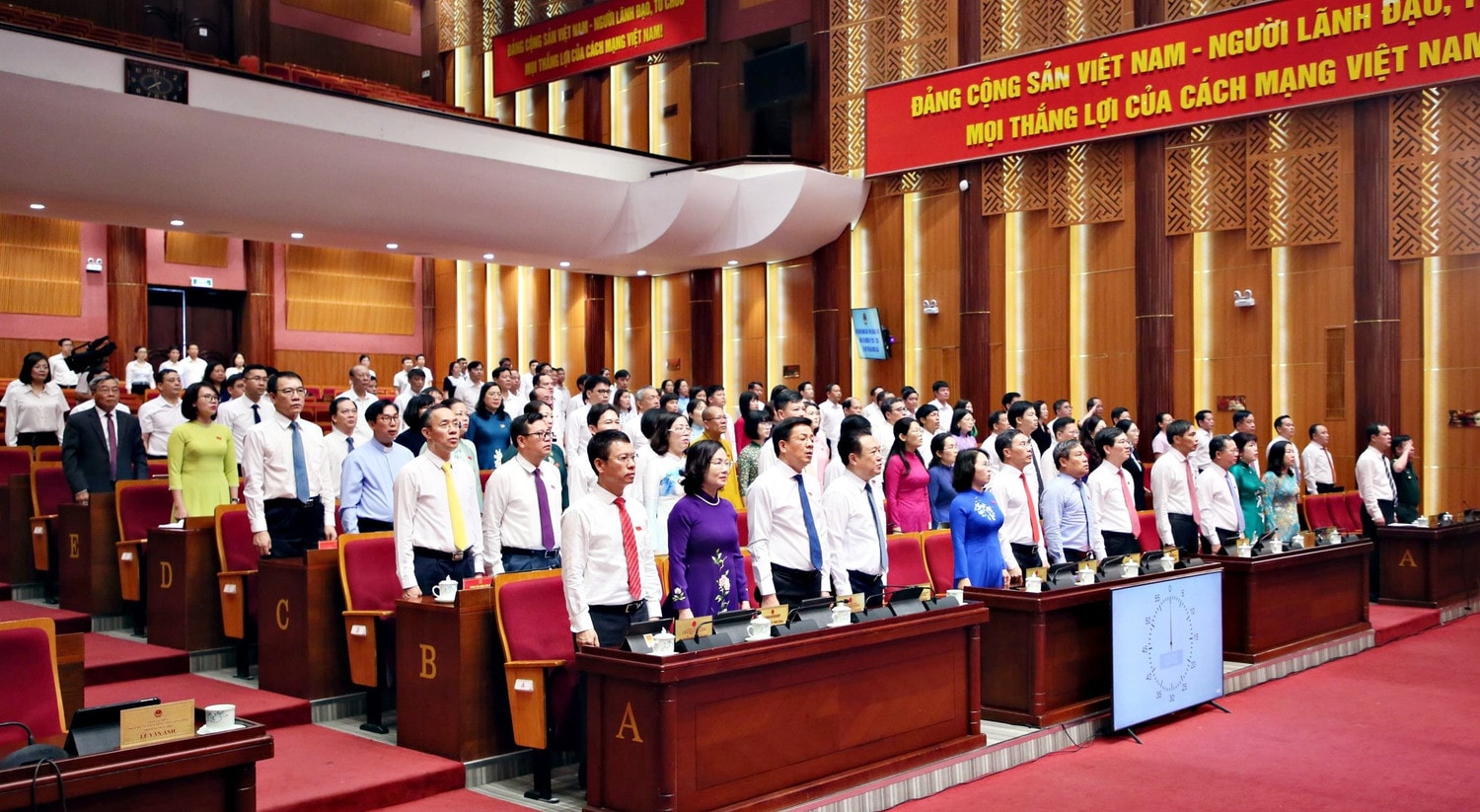 Các đại biểu thực hiện nghi lễ chào cờ trong phiên khai mạc kỳ họp