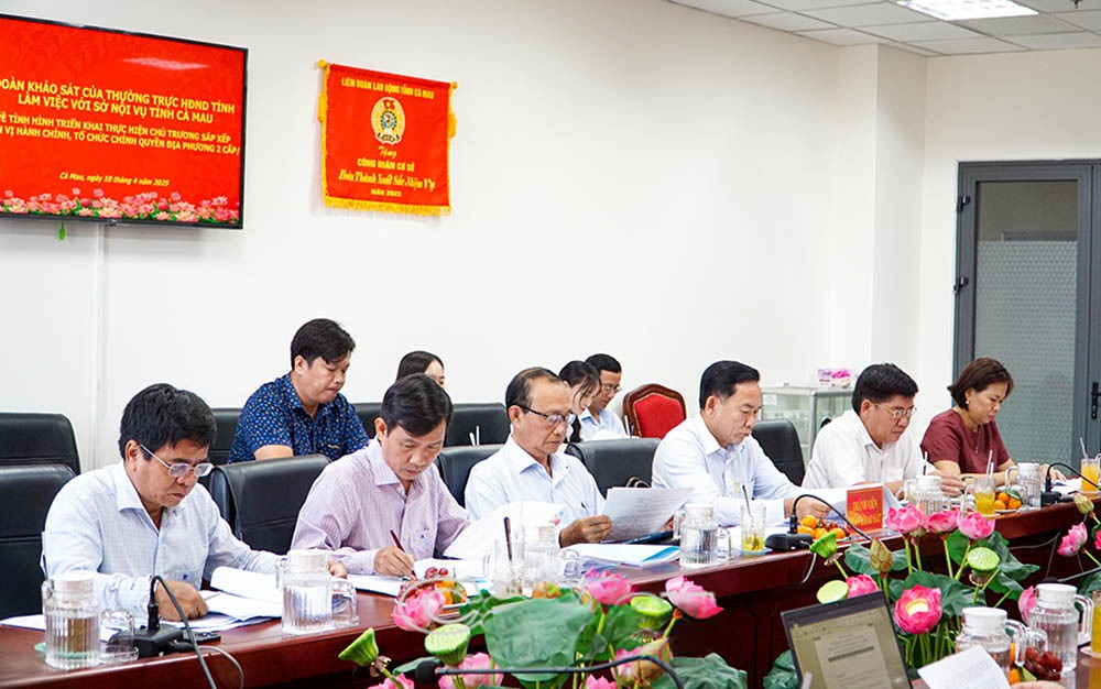 Các đại biểu tham dự buổi khảo sát. Ảnh: Quốc Rin