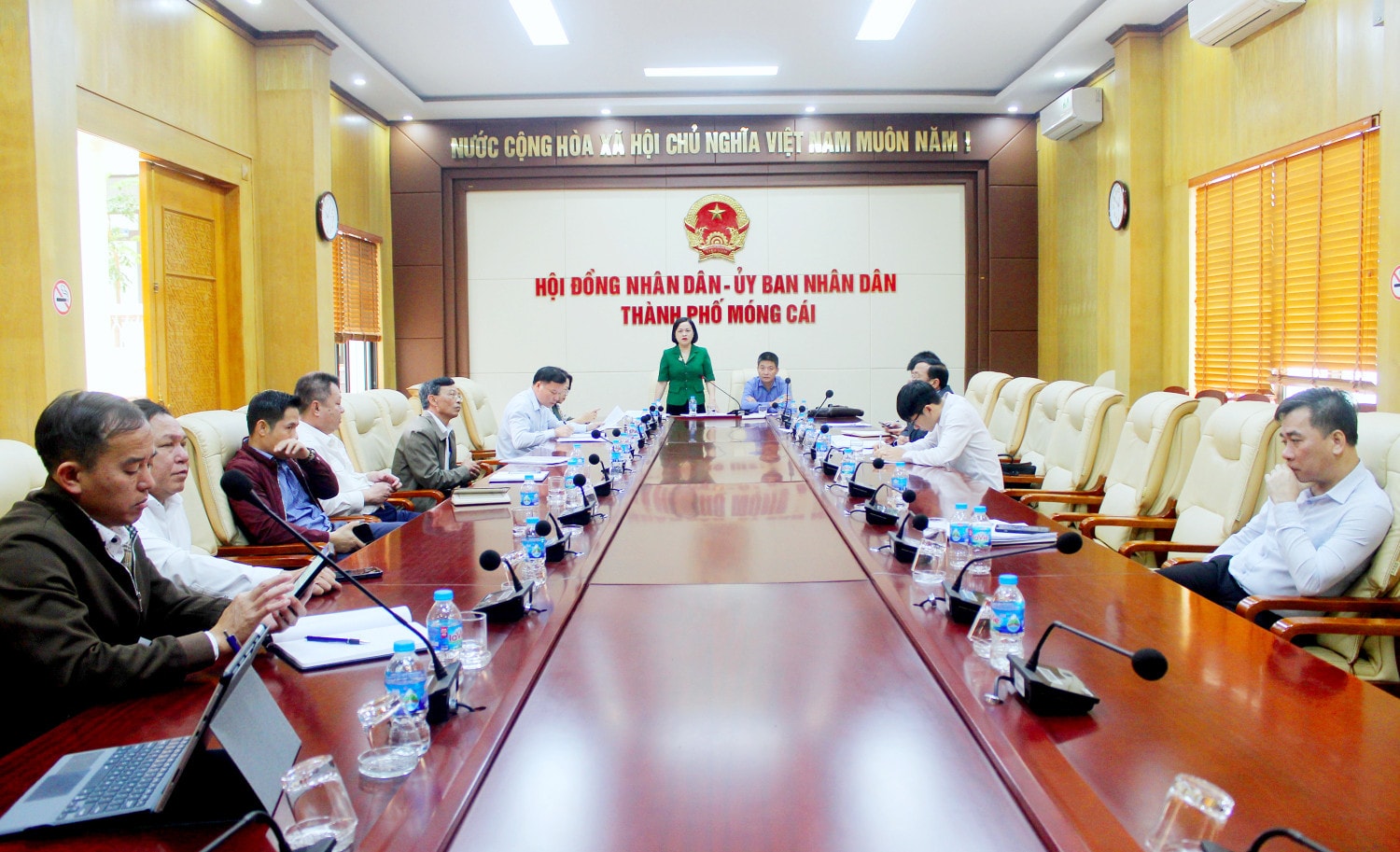 Toàn cảnh phiên giải trình do Thường trực HĐND thành phố Móng Cái tổ chức. Ảnh: Hải Ninh