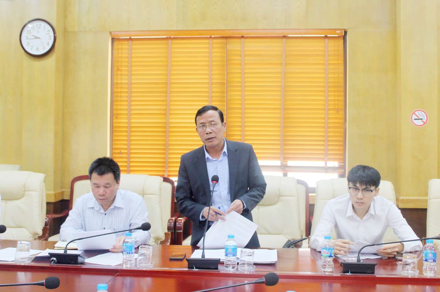 Lãnh đạo các cơ quan, đơn vị, xã phường trên địa bàn phát biểu ý kiến tại phiên giải trình. Ảnh: Hải Ninh