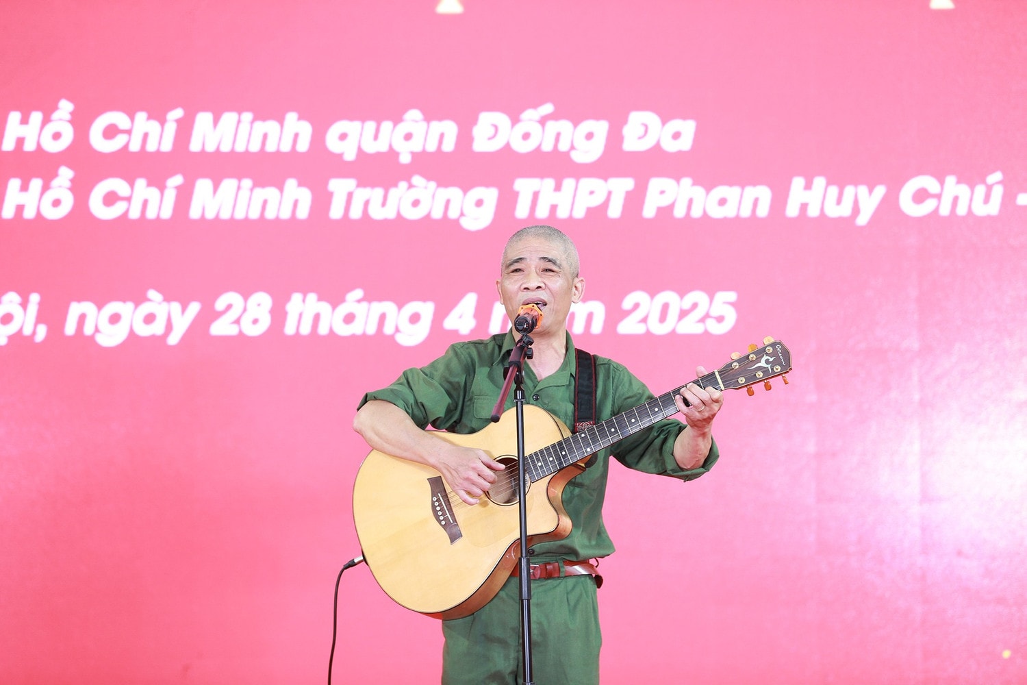 Học sinh Trường THPT Phan Huy Chú - Đống Đa còn được gặp gỡ và trò chuyện với nhân chứng lịch sử Trương Quý Hải. Ông là người từng đi qua chiến trường ác liệt, sống trọn với lý tưởng của thanh niên thời kháng chiến.