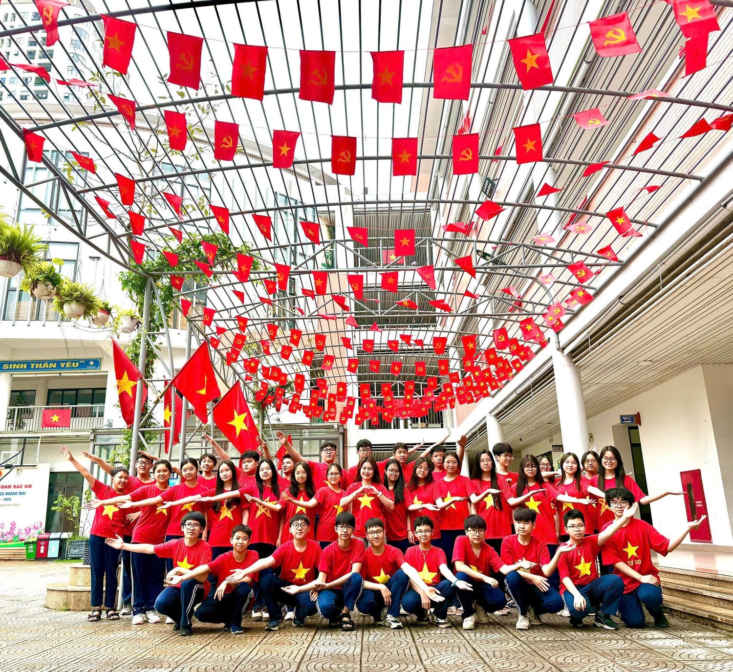 Cô và trò Trường THCS Hoàng Mai mặc áo cờ đỏ sao vàng, hòa mình vào không khí Ngày hội toàn quốc.