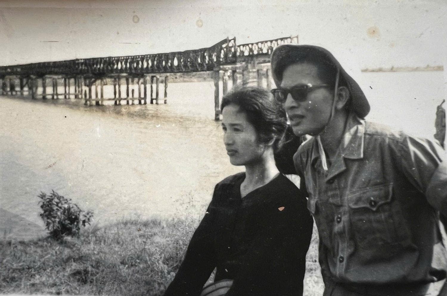 Đạo diễn Hải Ninh và diễn viên Trà Giang bên cầu Hiền Lương năm 1972. Ảnh: Tư liệu