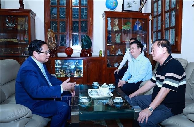 Thủ tướng Phạm Minh Chính thăm hỏi gia đình cố Thủ tướng Phan Văn Khải. Ảnh: Dương Giang/TTXVN