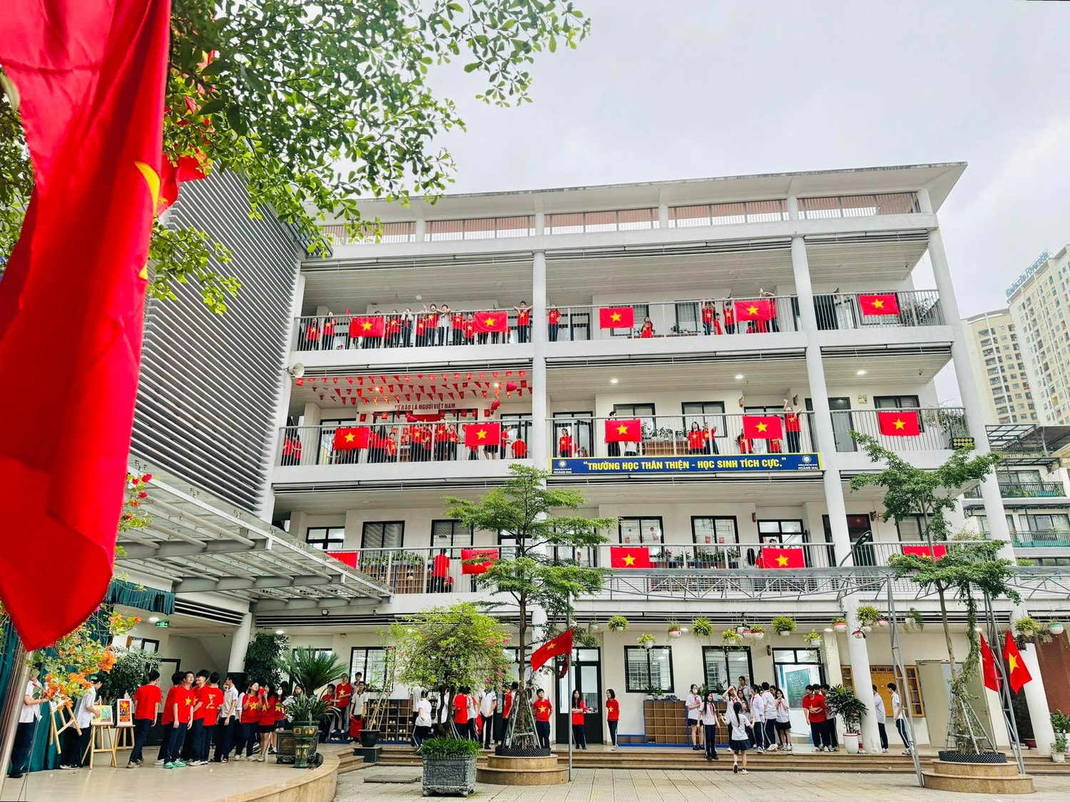 Toàn trường thực hiện phong trào treo Cờ Tổ quốc; phát động mặc áo Cờ đỏ sao vàng và chụp ảnh truyền thông với cờ Tổ quốc; tổng kết cuộc thi thiết kế poster cổ động tuyên truyền chào mừng kỉ niệm 50 năm ngày Giải phóng Miền Nam