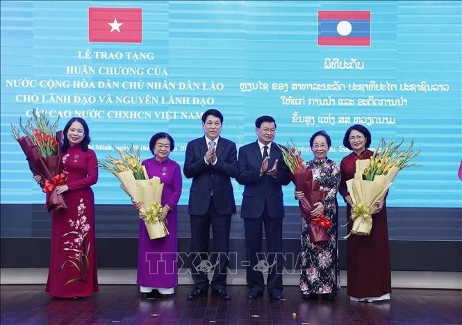 Chủ tịch nước Lương Cường và Tổng Bí thư, Chủ tịch nước Lào Thongloun Sisoulith chúc mừng Phó Chủ tịch nước Võ Thị Ánh Xuân và các nguyên Phó Chủ tịch nước Trương Mỹ Hoa, Nguyễn Thị Doan và Đặng Thị Ngọc Thịnh. Ảnh: Lâm Khánh/TTXVN