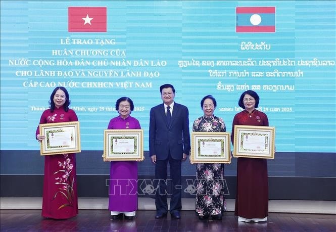 Tổng Bí thư, Chủ tịch nước Lào Thongloun Sisoulith trao Huân chương Tự do hạng Nhất của Nhà nước Lào tặng Phó Chủ tịch nước Võ Thị Ánh Xuân và các nguyên Phó Chủ tịch nước Trương Mỹ Hoa, Nguyễn Thị Doan và Đặng Thị Ngọc Thịnh. Ảnh: Lâm Khánh/TTXVN