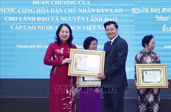 Tổng Bí thư, Chủ tịch nước Lào Thongloun Sisoulith trao Huân chương Tự do hạng Nhất của Nhà nước Lào tặng Phó Chủ tịch nước Võ Thị Ánh Xuân. Ảnh: Lâm Khánh/TTXVN