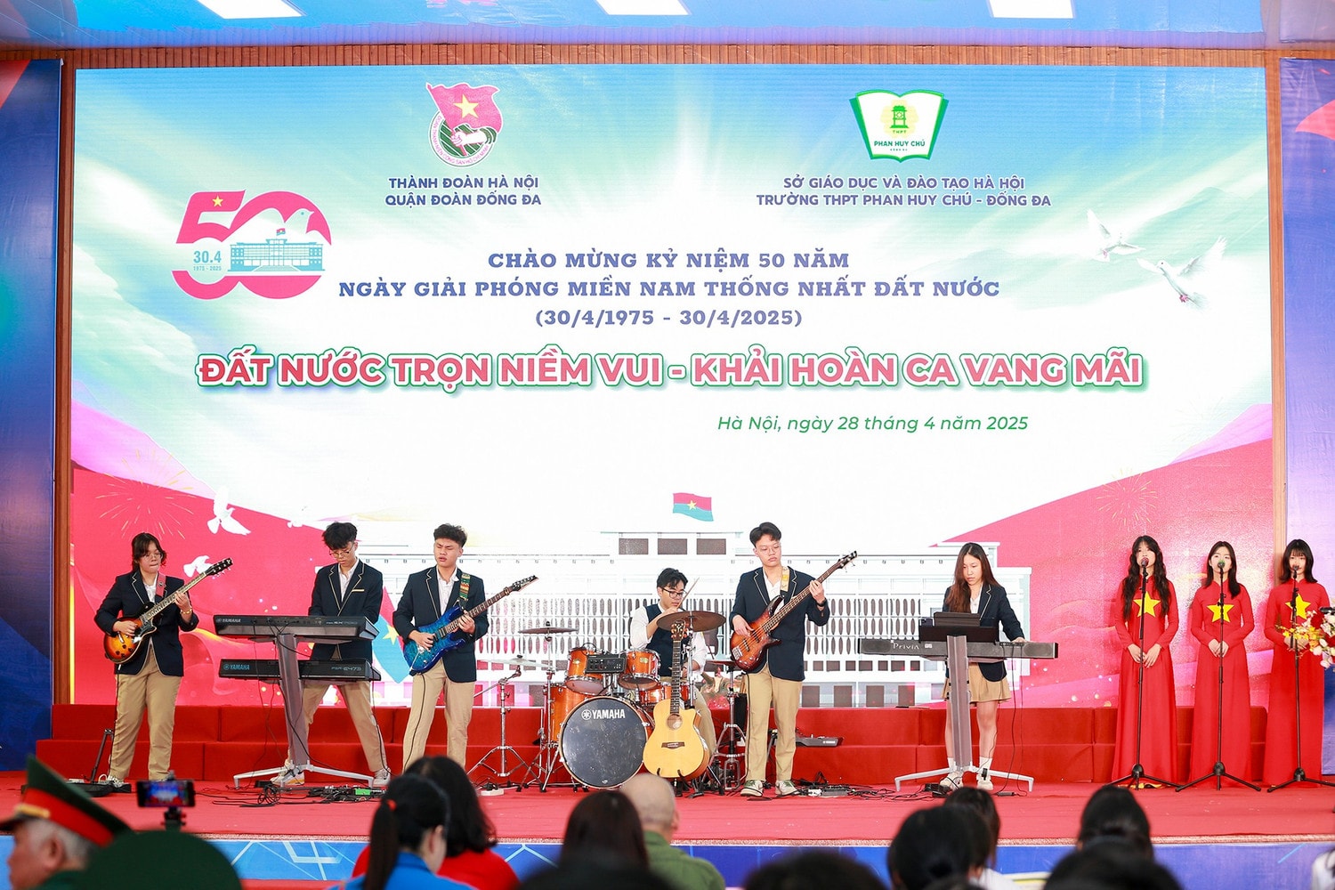 Ngày 28.4, hướng đến Kỷ niệm 50 năm Ngày giải phóng miền Nam, Trường THPT Phan Huy Chú - Đống Đa đã tổ chức chương trình mang chủ đề: “Đất nước trọn niềm vui - Khải hoàn ca vang mãi”. Đây là dịp để học sinh toàn trường cùng nhau ôn lại những trang sử hào hùng, bồi đắp niềm tự hào dân tộc, và tiếp thêm ngọn lửa khát vọng, lý tưởng cách mạng cho thế hệ trẻ hôm nay.