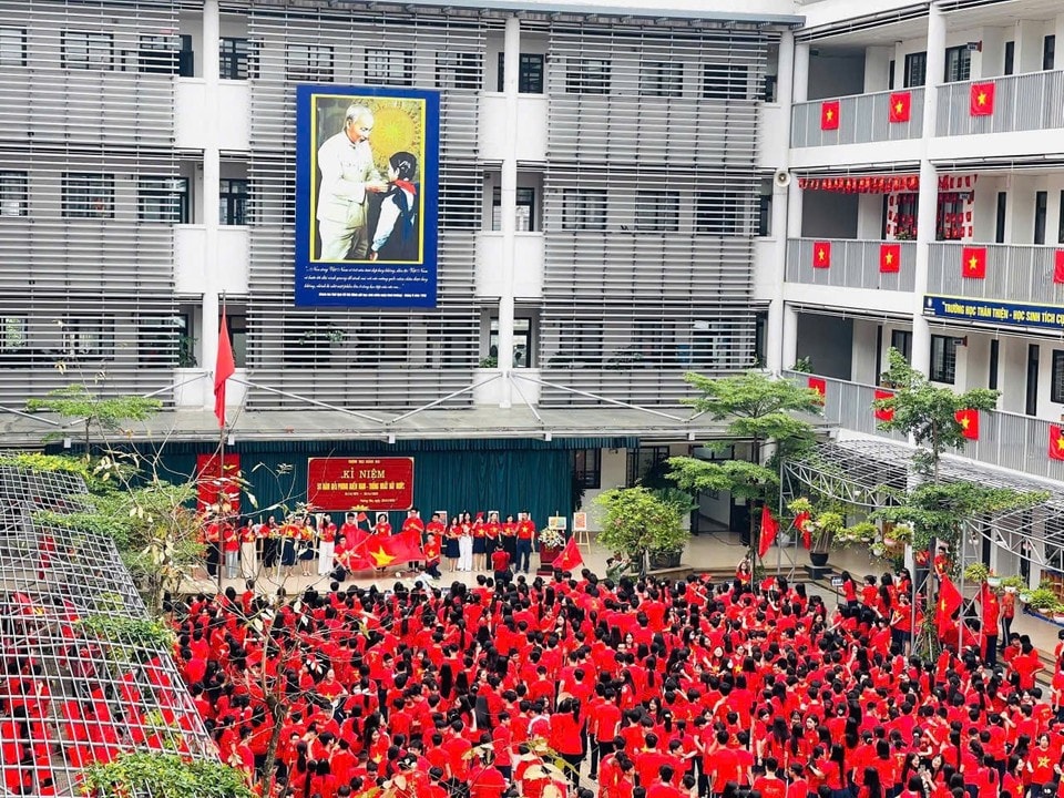 Hòa chung niềm vui thống nhất, trong giờ chào cờ ngày 28.4, tập thể cán bộ giáo viên, học sinh Trường THCS Hoàng Mai đã tổ chức buổi lễ kỷ niệm ý nghĩa thông qua những hoạt động thiết thực.