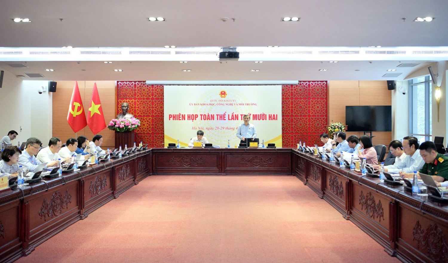 Quang cảnh phiên họp