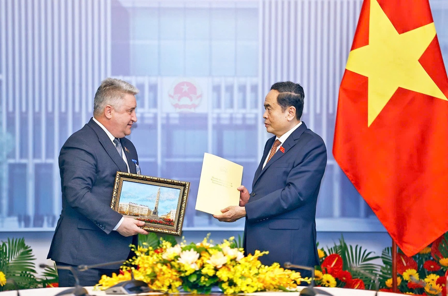 Phó Chủ tịch Hạ viện Cộng hòa Belarus Ipatau Vadzim gửi thư chúc mừng của Chủ tịch Thượng viện và Chủ tịch Hạ viện Belarus đến Chủ tịch Quốc hội Trần Thanh Mẫn nhân dịp 50 năm kỷ niệm Ngày Giải phóng miền Nam, thống nhất đất nước (30.4.1975 – 30.4.2025). Ảnh: Doãn Tấn – TTXVN