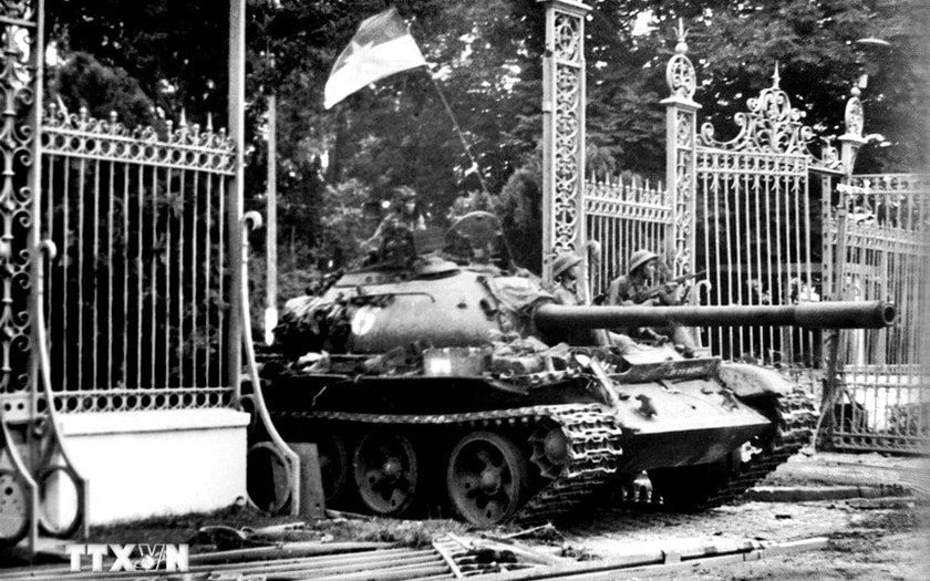 Trưa ngày 30.4.1975, xe tăng quân Giải phóng băng qua cánh cổng sắt đánh chiếm Phủ Tổng thống ngụy quyền Sài Gòn, kết thúc Chiến dịch Hồ Chí Minh thắng lợi. Ảnh: TTXVN