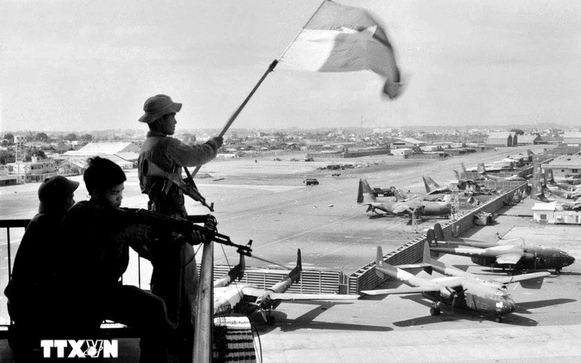 Bộ đội làm chủ sân bay Tân Sơn Nhất, cờ giải phóng tung bay tại sân bay ngày 30.4.1975. Ảnh: TTXVN
