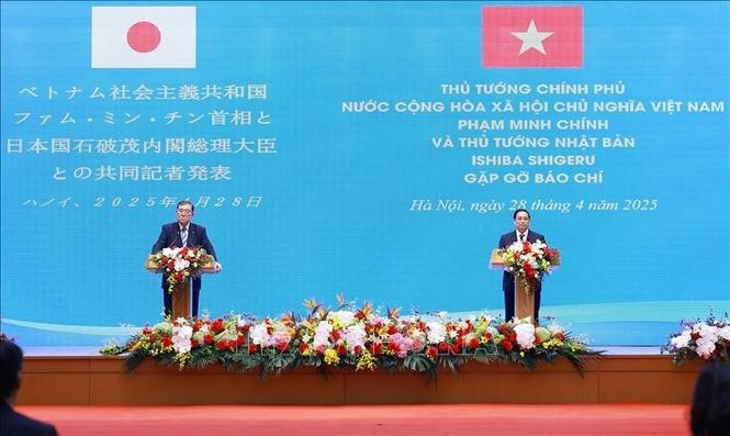 Thủ tướng Phạm Minh Chính và Thủ tướng Nhật Bản Ishiba Shigeru thông báo kết quả hội đàm với báo chí hai nước. Ảnh: Dương Giang/TTXVN