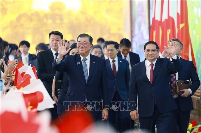 Thủ tướng Phạm Minh Chính và Thủ tướng Nhật Bản Ishiba Shigeru, sáng 28.4. Ảnh: Dương Giang/TTXVN