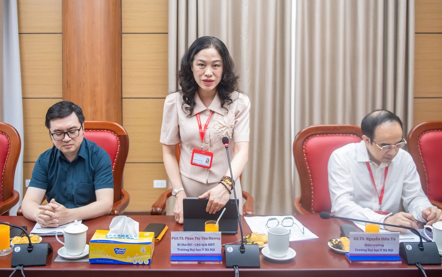 PGS.TS. Phan Thị Thu Hương, Bí thư Đảng ủy, Chủ tịch Hội đồng trường Trường Đại học Y Hà Nội phát biểu tại cuộc làm việc