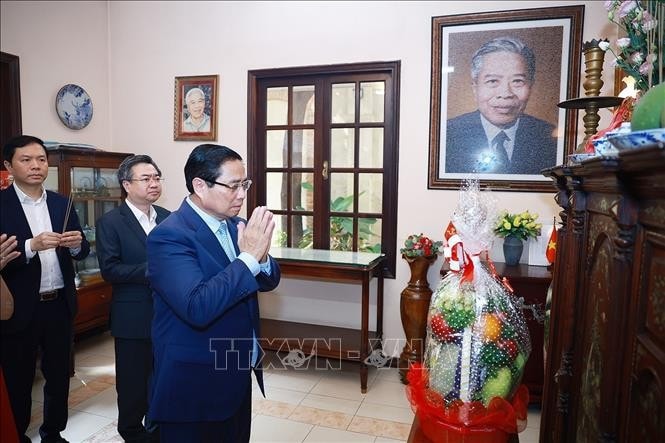 Thủ tướng Phạm Minh Chính thắp hương tưởng nhớ cố Chủ tịch Hội đồng Bộ trưởng Phạm Hùng. Ảnh: Dương Giang/TTXVN