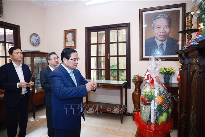 Thủ tướng Phạm Minh Chính thắp hương tưởng nhớ cố Chủ tịch Hội đồng Bộ trưởng Phạm Hùng. Ảnh: Dương Giang/TTXVN
