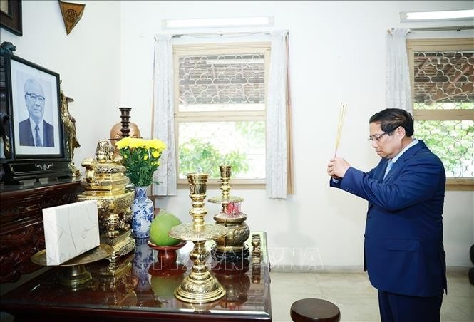 Thủ tướng Phạm Minh Chính thắp hương tưởng nhớ cố Thủ tướng Võ Văn Kiệt. Ảnh: Dương Giang/TTXVN