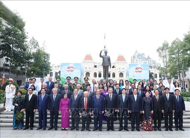 Tổng Bí thư Tô Lâm cùng các đồng chí lãnh đạo, nguyên lãnh đạo Đảng Nhà nước chụp ảnh chung tại Công viên Tượng đài Bác Hồ, Quận 1, Thành phố Hồ Chí Minh. Ảnh: Thống Nhất/TTXVN