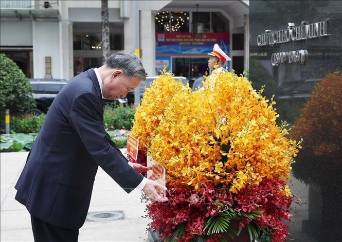 Tổng Bí thư Tô Lâm dâng hoa tưởng niệm Bác Hồ. Ảnh: Thống Nhất/TTXVN