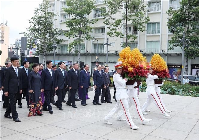 Các đồng chí lãnh đạo, nguyên lãnh đạo Đảng Nhà nước dâng hoa tại Công viên Tượng đài Bác Hồ, Quận 1, Hồ Chí Minh. Ảnh: Thống Nhất/TTXVN
